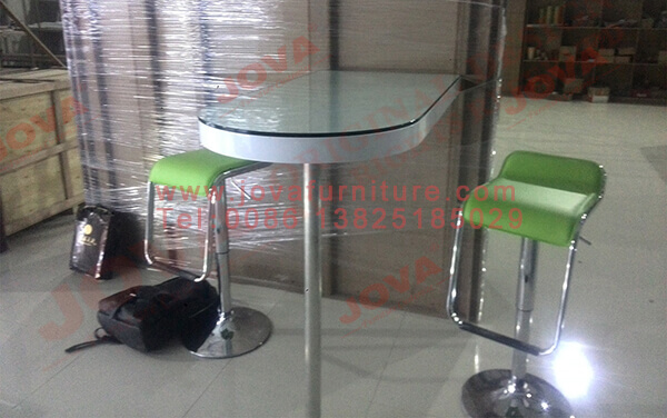 phone display table and chairs