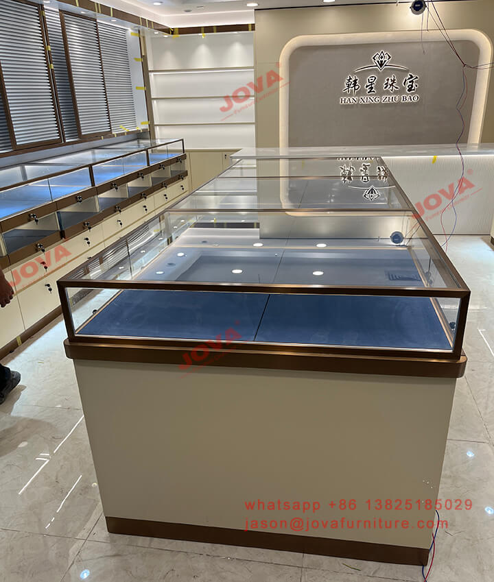 Custom jewelry showcases